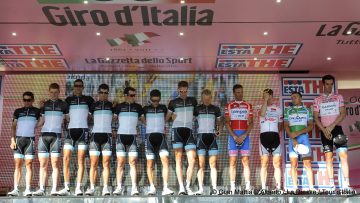 Le peloton du Giro rend hommage  Wouter Weylandt 
