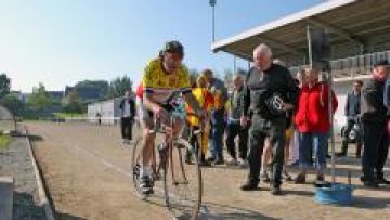 Record de l'heure sur piste cendre: un recordman de 79 ans